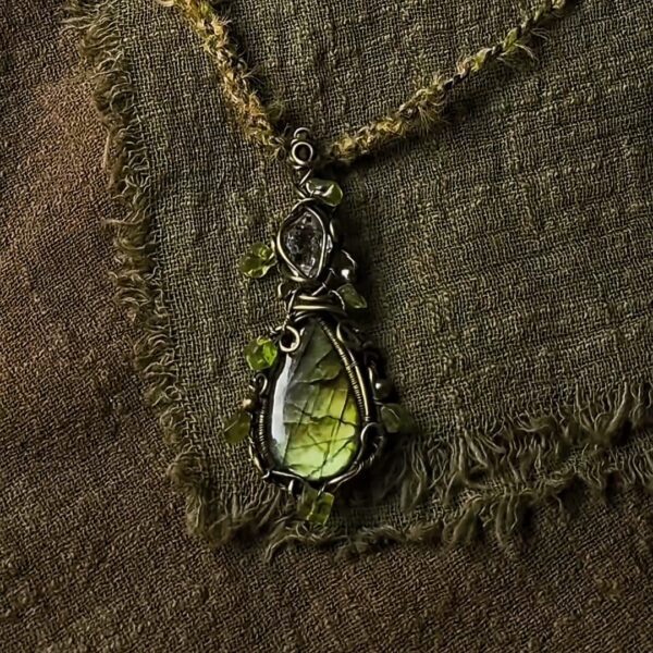 forest vein crystal marrow pendant