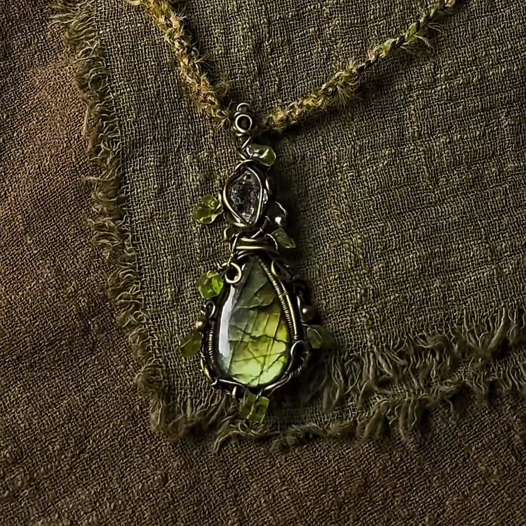 forest vein crystal marrow pendant