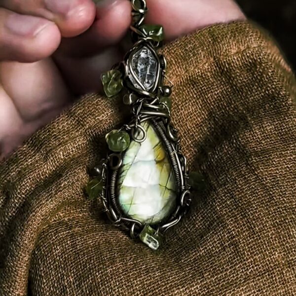 forest vein crystal marrow pendant