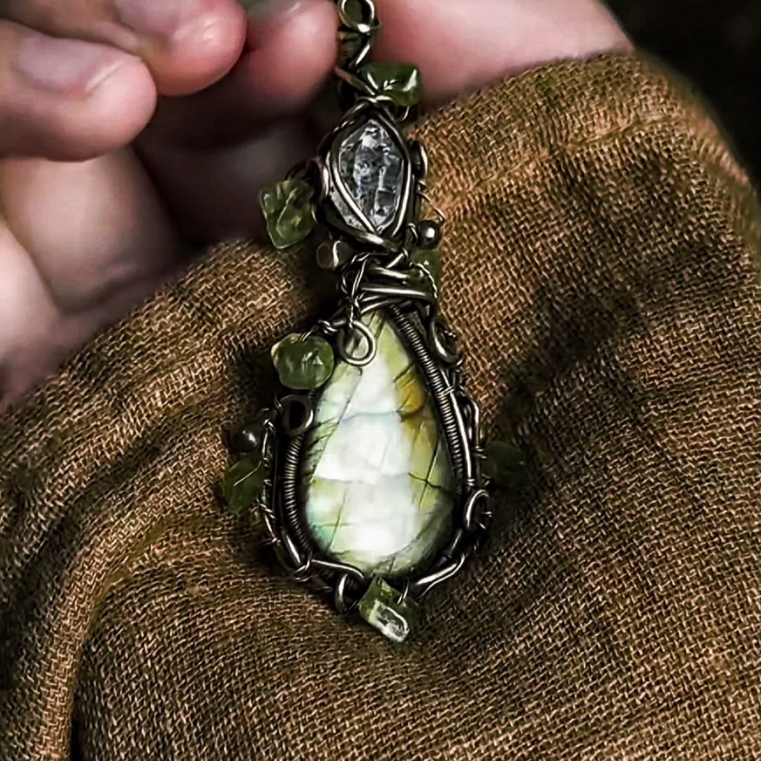 forest vein crystal marrow pendant