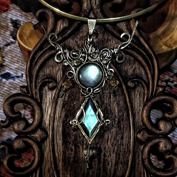 forest vein crystal marrow pendant