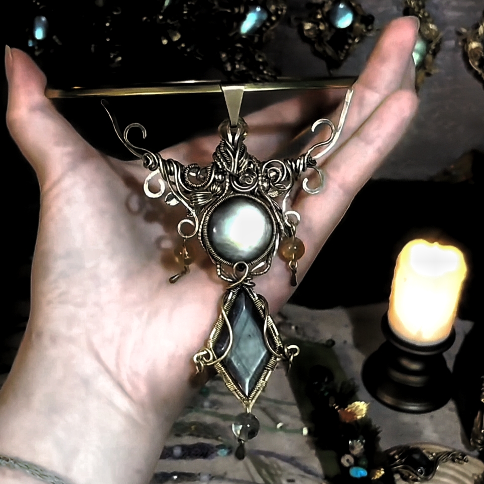 forest vein crystal marrow pendant